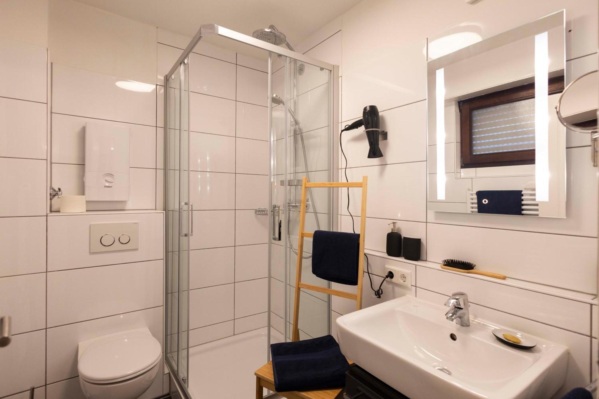 Hochwertig - Ruhig - Parkplatz - 15 Min Zur Messe Appartement Düsseldorf Buitenkant foto